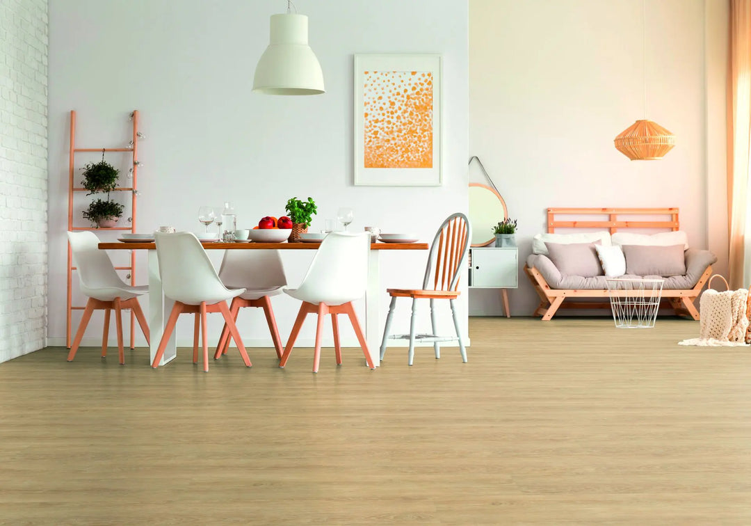 Vinylboden im Wohnzimmer verlegt hell