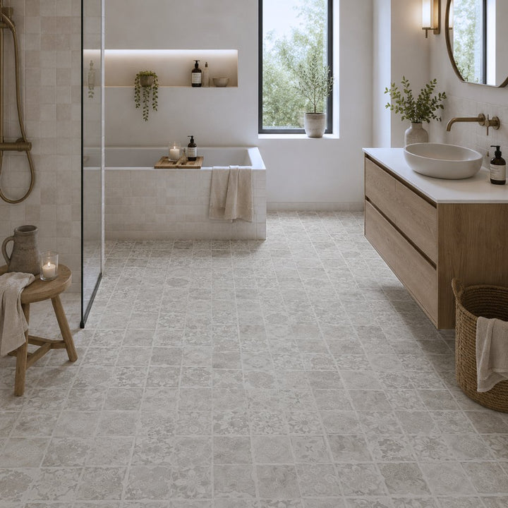 Helles Badezimmer mit beigem Retro-Fliesen-Vinylboden, Badewanne, Glasdusche und modernem Holz-Waschtisch - Reud Bodenarena