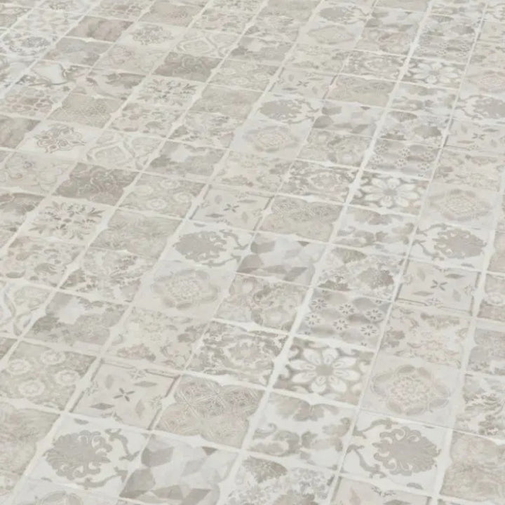 Beiger Vinylboden in Retro-Fliesenoptik mit dezenten floralen und geometrischen Mustern - Reud Bodenarena