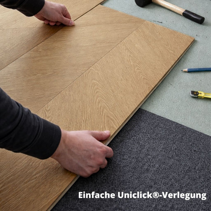 Klick Vinyl Chevron Eiche geräuchert Natur + Trittschall - Reud Bodenarena