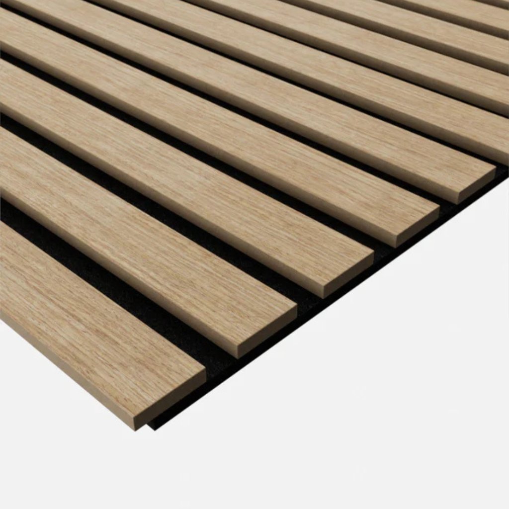 Akustikpaneel Light Oak 240×52 cm Detailansicht - Echtholz-Furnier mit horizontalen Lamellen, helle Holzmaserung und räumliche Schallabsorber-Struktur - REUD