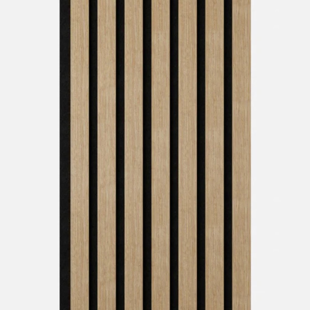 Akustikpaneel Light Oak 240×52 cm Oberflächendetail - helles Echtholz-Furnier mit natürlicher Maserung, vertikale Lamellen und schallabsorbierender Struktur - Reud