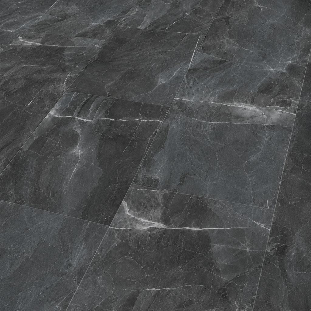 Detailansicht eines dunkelgrauen Marmorbodens in Hochglanzoptik mit natürlicher Steinstruktur. Großformatige Fliesen mit feinen weißen Aderungen und moderner, eleganter Marmoroptik in Anthrazitgrau - REUD-Bodenarena