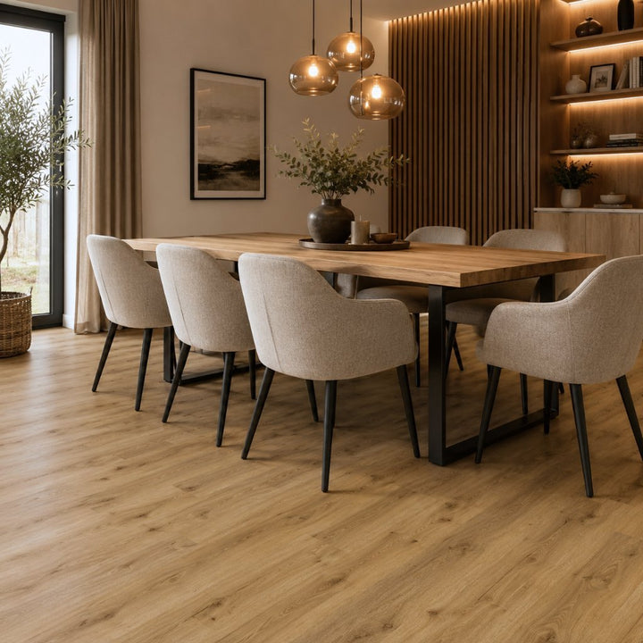 Modernes Esszimmer mit Decoflooring Eiche Champagne Glue 2.0 Vinylboden - warme Holzoptik, elegante Raumgestaltung, zum Verkleben - REUD-Bodenarena