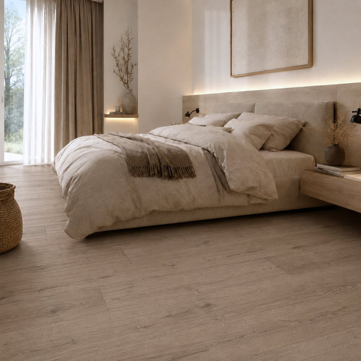 Decoflooring Eiche Lyon SPC Klick-Vinyl Diele mit authentischer Holzmaserung und strukturierter Oberfläche - REUD-Bodenarena
