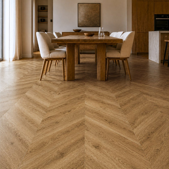 Chevron Designboden SolidLock silent 70-05 Alhambra Natur – elegantes Esszimmer mit vollflächiger Chevron-Verlegung, natürliche Holzoptik, helles V-Muster, moderne Einrichtung - Reud Bodenarena