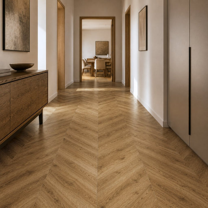 Designboden Chevron SolidLock silent 70-05 Alhambra Natur – moderner Flur mit durchgehender Chevron-Verlegung, raumöffnendes V-Muster, natürliche Helligkeit, elegante Ausstrahlung - Reud Bodenarena
