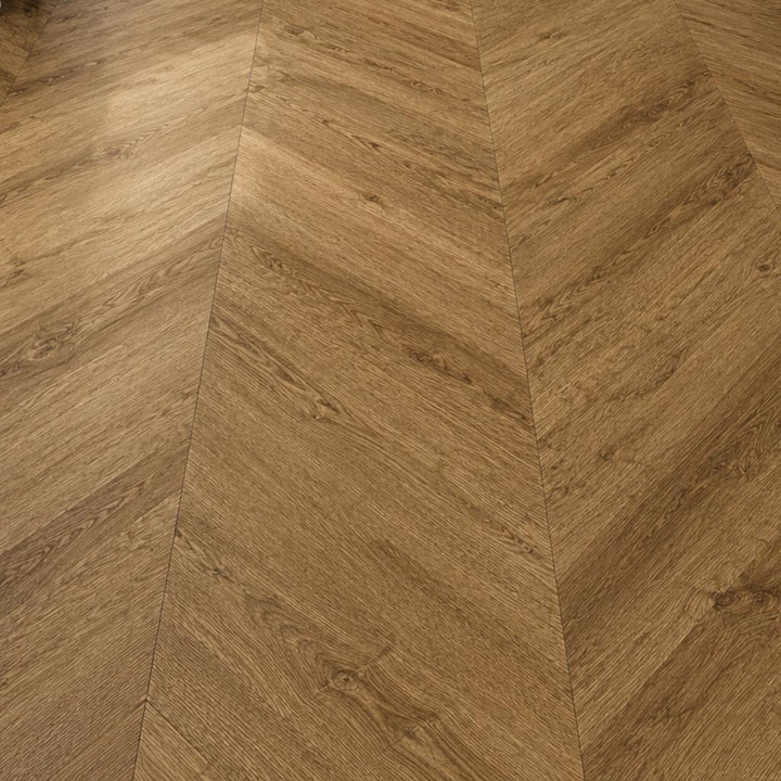 Designboden Chevron SolidLock silent 70-05 Moritzburg Dunkel – Nahaufnahme der Chevron-Verlegung mit präzisem V-Muster, authentische Holzmaserung, nahtlose Fugen - Reud Bodenarena