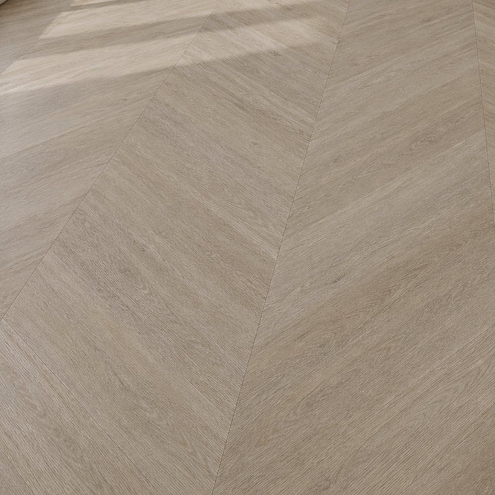 Designboden Chevron SolidLock silent 70-05 Schönbrunn Braun – Nahaufnahme der Oberflächenstruktur mit authentischer Holzmaserung und präzisem V-Muster - Reud Bodenarena