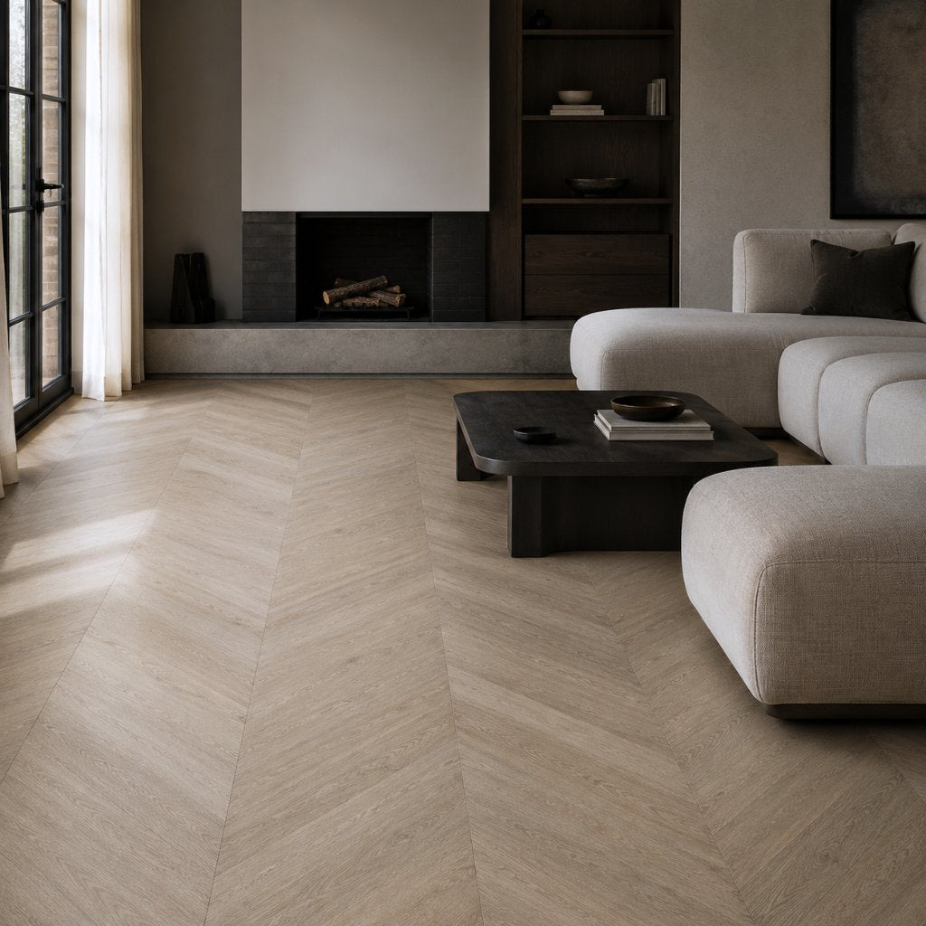 Chevron Designboden SolidLock silent 70-05 Schönbrunn Braun – modernes Wohnzimmer mit vollflächiger Chevron-Verlegung, elegante Holzoptik, minimalistisches Design - Reud Bodenarena
