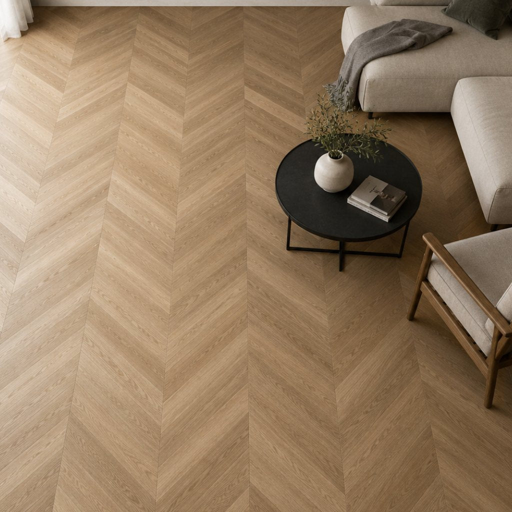 Chevron Designboden SolidLock silent 70-05 Versailles Braun – moderne Wohnzimmer-Verlegung von oben mit durchgehendem V-Muster, elegante Holzoptik und raumöffnender Effekt - Reud Bodenarena