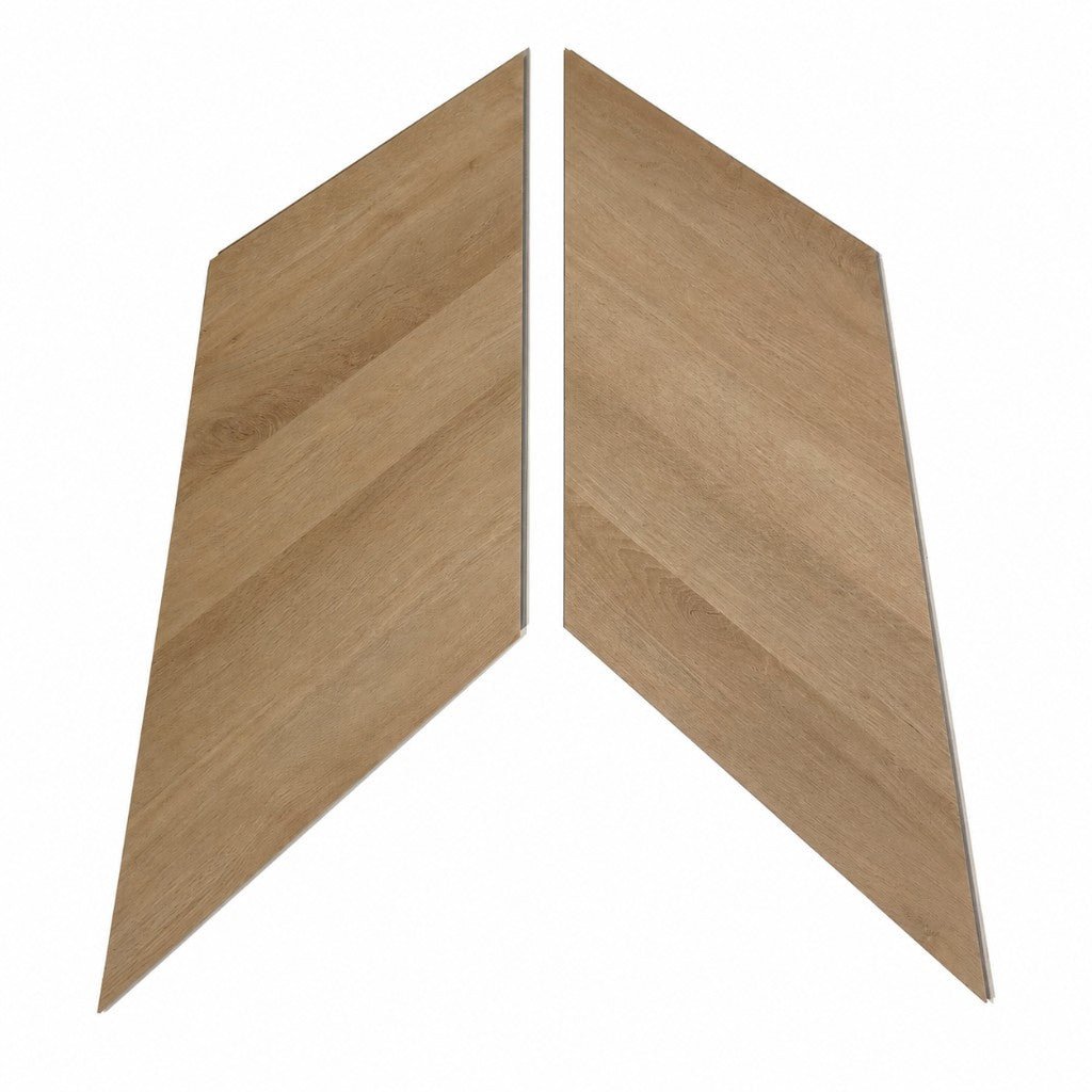 Designboden Chevron SolidLock silent 70-05 Versailles Braun – zwei einzelne Dielen mit 45°-Gehrungsschnitt zeigen authentische Holzmaserung und präzise Verarbeitungsqualität - Reud Bodenarena