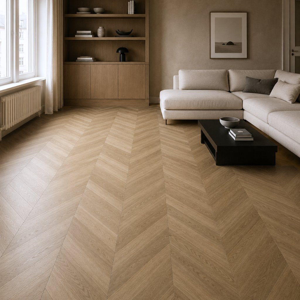 Chevron Designboden SolidLock silent 70-05 Versailles Braun – modernes Wohnzimmer mit vollflächiger Chevron-Verlegung, authentische Eichenoptik, minimalistisches Design, Fußbodenheizung kompatibel - Reud Bodenarena