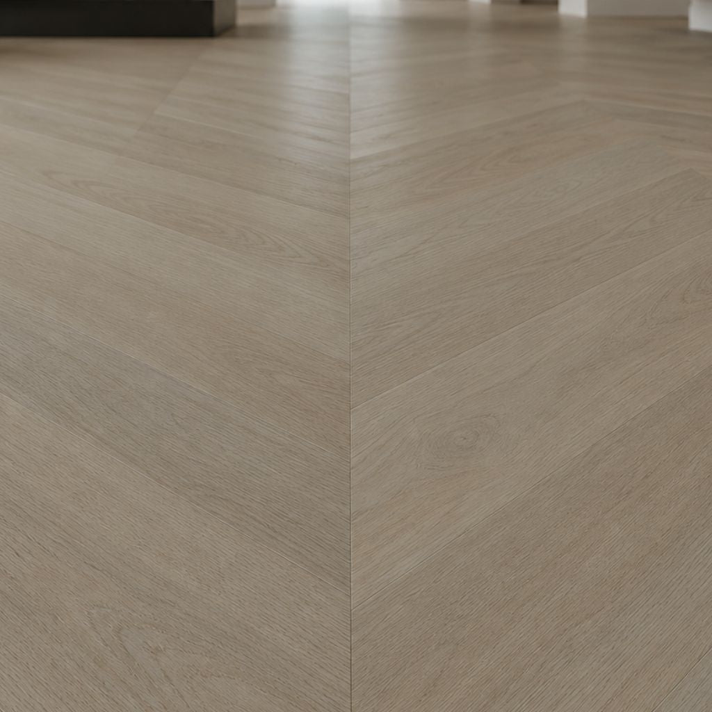 Designboden Chevron SolidLock silent 70-05 Windsor Hell – Nahaufnahme der Oberfläche mit Chevron-Verlegung, authentische Holzmaserung, nahtlose Fugen, V-Muster detailgetreu - Reud Bodenarena