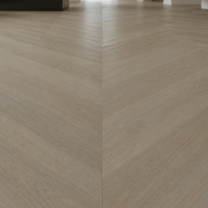 Designboden Chevron SolidLock silent 70-05 Windsor Hell – Nahaufnahme der Oberfläche mit Chevron-Verlegung, authentische Holzmaserung, nahtlose Fugen, V-Muster detailgetreu - Reud Bodenarena