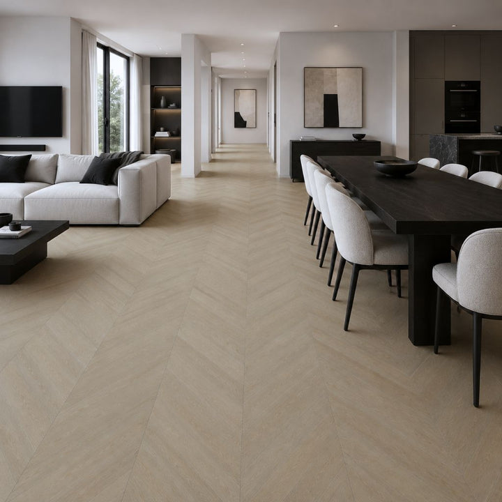 Chevron Designboden SolidLock silent 70-05 Windsor Hell – eleganter Wohnraum mit durchgehender Chevron-Verlegung, helle Holzoptik, raumöffnendes Muster, moderne Einrichtung - Reud Bodenarena