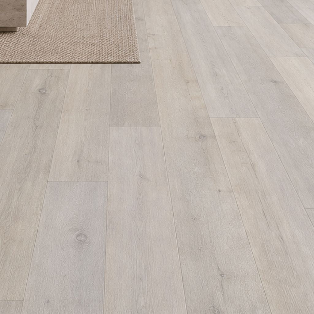 Nahaufnahme des Kronoflooring BinylPro Fairland Oak Designbodens in Landhausdielenoptik – zeigt realistische Holzmaserung, natürliche Farbverlauf und hochwertige Oberflächenqualität - Reud Bodenarena