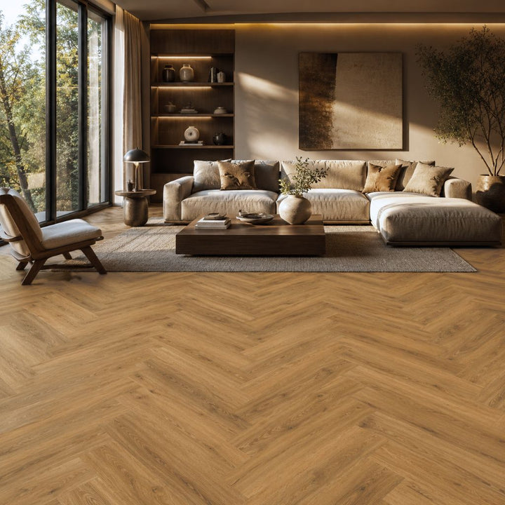 Modernes Wohnzimmer mit Repac solidDRYBACK Vinylboden in Fresh Oak Fischgrätmuster, Holzesstisch mit Stühlen und minimalistischer Einrichtung - reud bodenarena