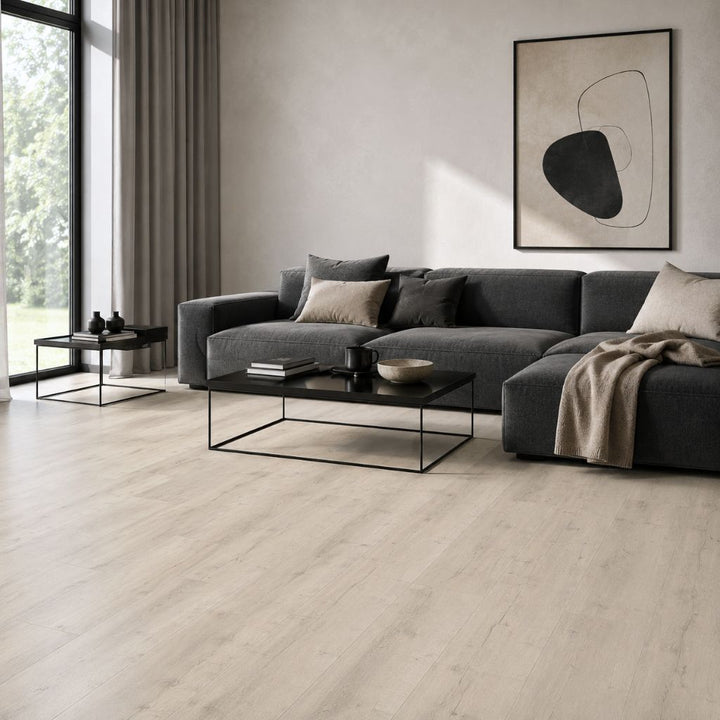 Modernes Wohnzimmer mit Decoflooring Klick Vinyl Eiche Polar mit Trittschalldämmung von Reud Bodenarena