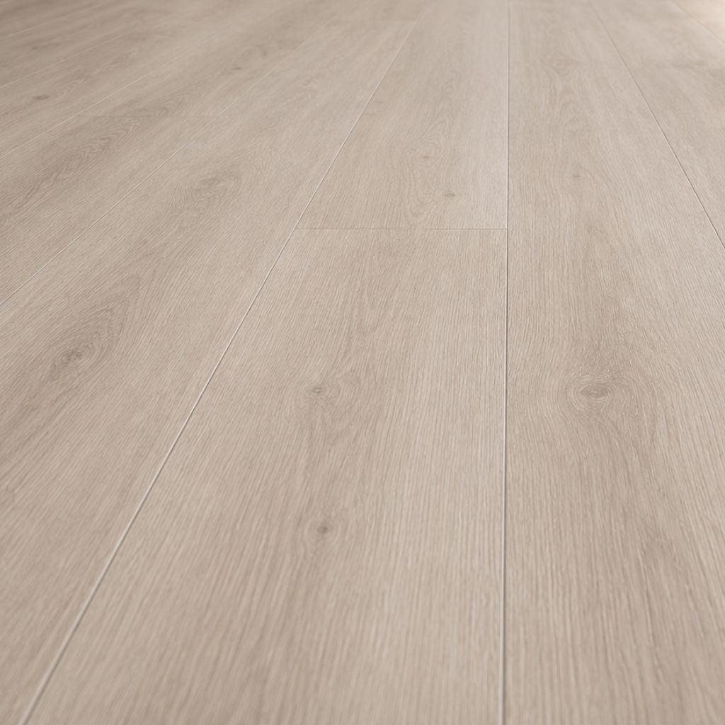 Nahaufnahme Eiche Bretagne heller Klick Vinylboden - hochwertige Landhausdiele mit authentischer Eichenoptik und natürlicher Holzstruktur - zeigt die Oberflächenqualität und Maserung des SPC Vinylbelags - Reud Bodenarena