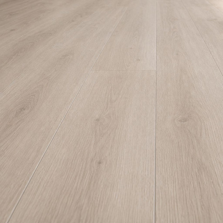 Nahaufnahme Eiche Bretagne heller Klick Vinylboden - hochwertige Landhausdiele mit authentischer Eichenoptik und natürlicher Holzstruktur - zeigt die Oberflächenqualität und Maserung des SPC Vinylbelags - Reud Bodenarena