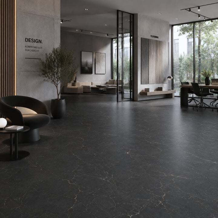 Moderner Showroom mit dunklem Marmoroptik-Vinylboden, Glaswänden, minimalistischen Möbeln und großen Fensterflächen. Klick Vinylboden Fliese XXL Dark Marmor mit Trittschall Büro. REUD-Bodenarena