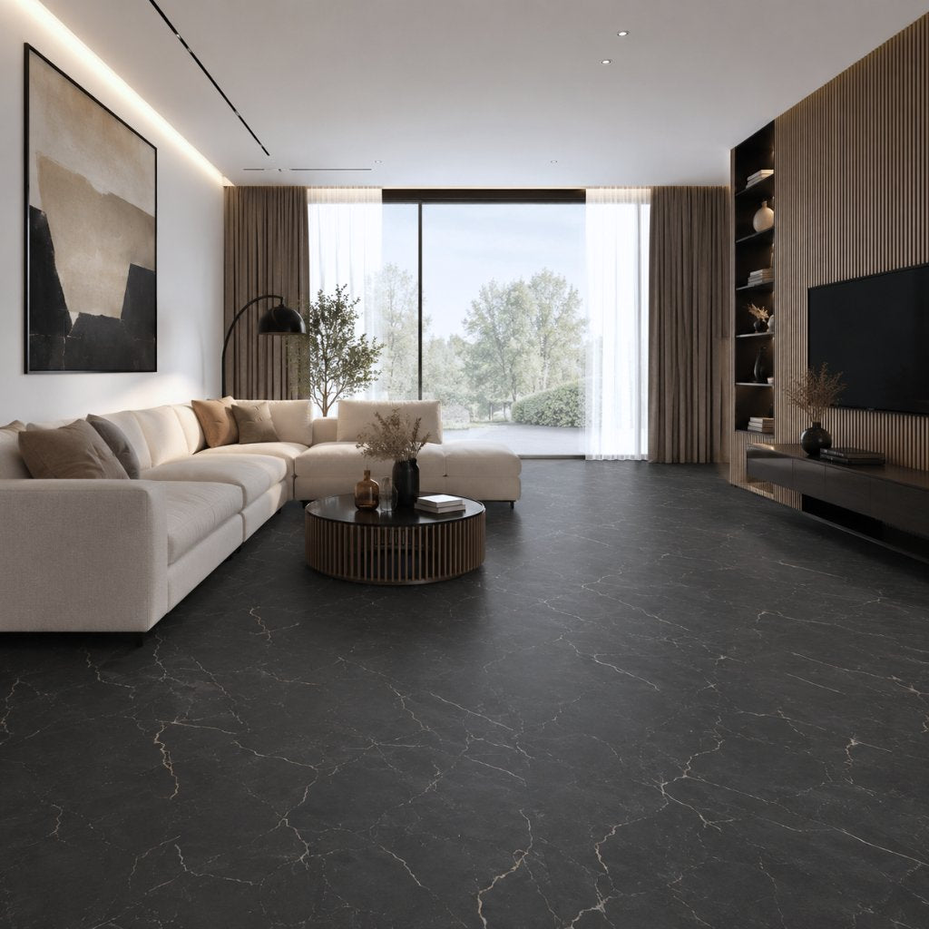 Luxuriöses Wohnzimmer mit dunklem Vinylboden in Marmoroptik, beigem Sofa, Holzlamellenwand und warmem Tageslicht. Klick Vinylboden Fliese XXL Dark Marmor mit Trittschall Wohnzimmer. REUD-Bodenarena