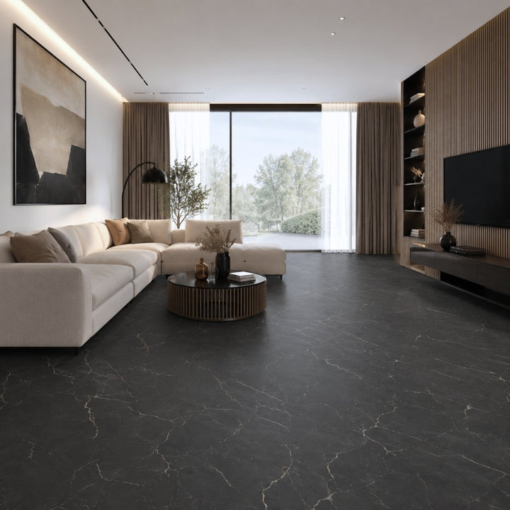 Luxuriöses Wohnzimmer mit dunklem Vinylboden in Marmoroptik, beigem Sofa, Holzlamellenwand und warmem Tageslicht. Klick Vinylboden Fliese XXL Dark Marmor mit Trittschall Wohnzimmer. REUD-Bodenarena
