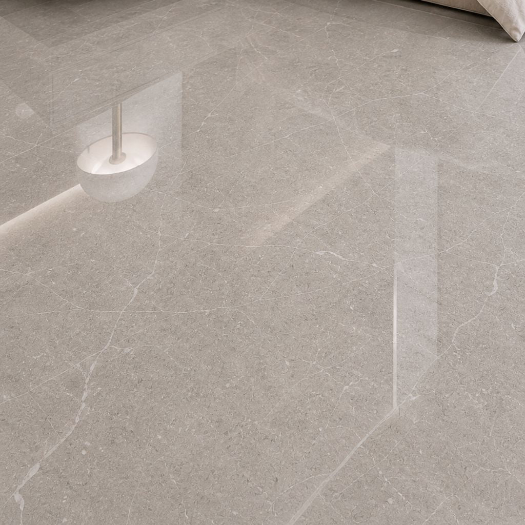 Nahaufnahme von beige-grauem Hochglanz Vinylboden in Marmoroptik mit feiner weißer Aderung und reflektierender Oberfläche - REUD-Bodenarena