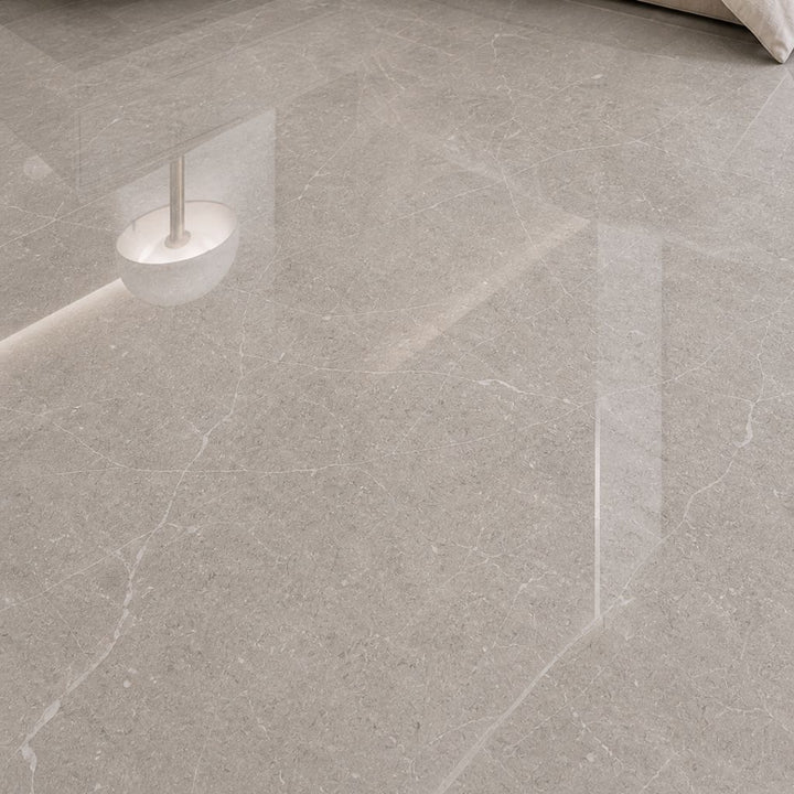 Nahaufnahme von beige-grauem Hochglanz Vinylboden in Marmoroptik mit feiner weißer Aderung und reflektierender Oberfläche - REUD-Bodenarena