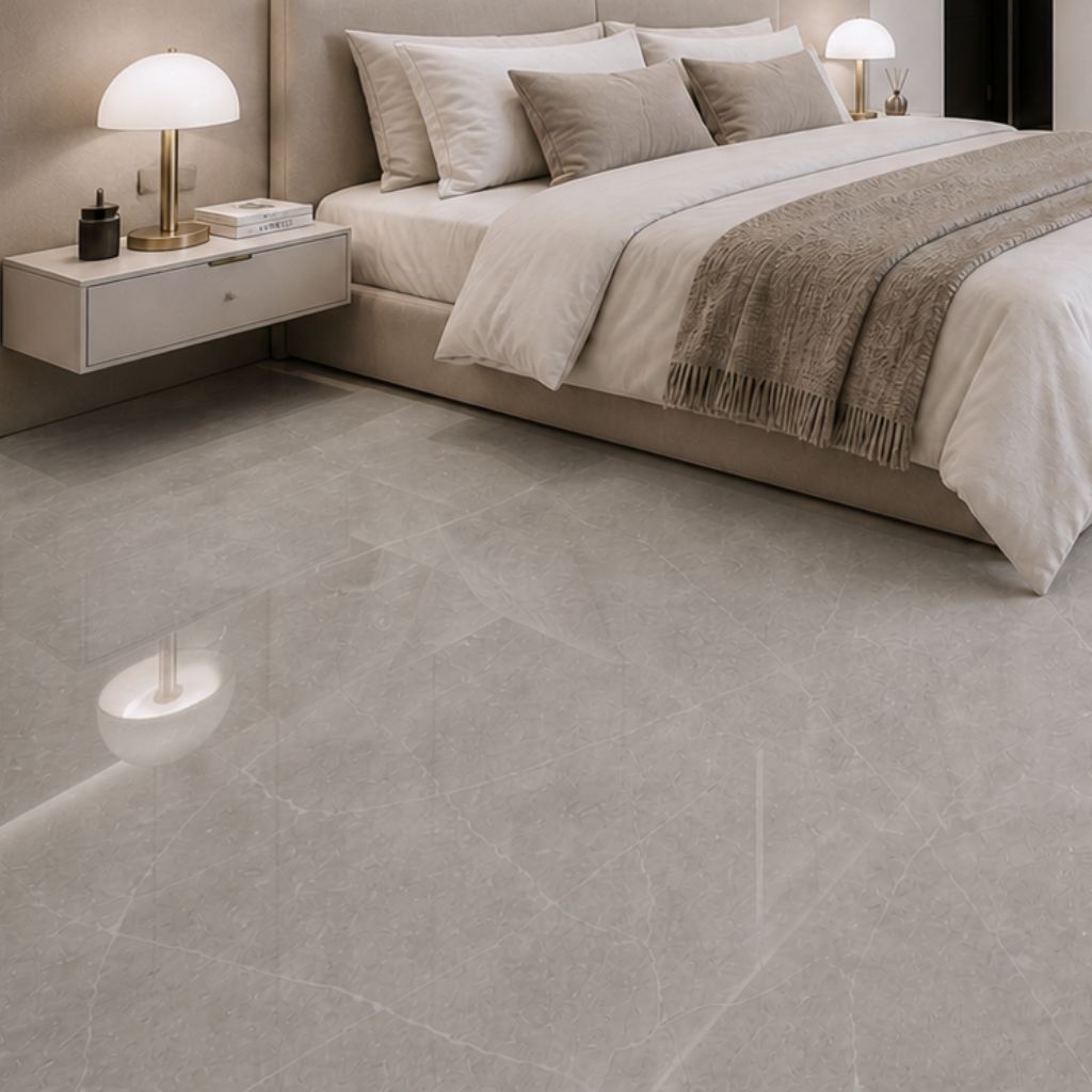 Luxuriöses Schlafzimmer mit beige-grauem Hochglanz Vinylboden in Marmoroptik, großem Bett und reflektierender Oberfläche - REUD-Bodenarena