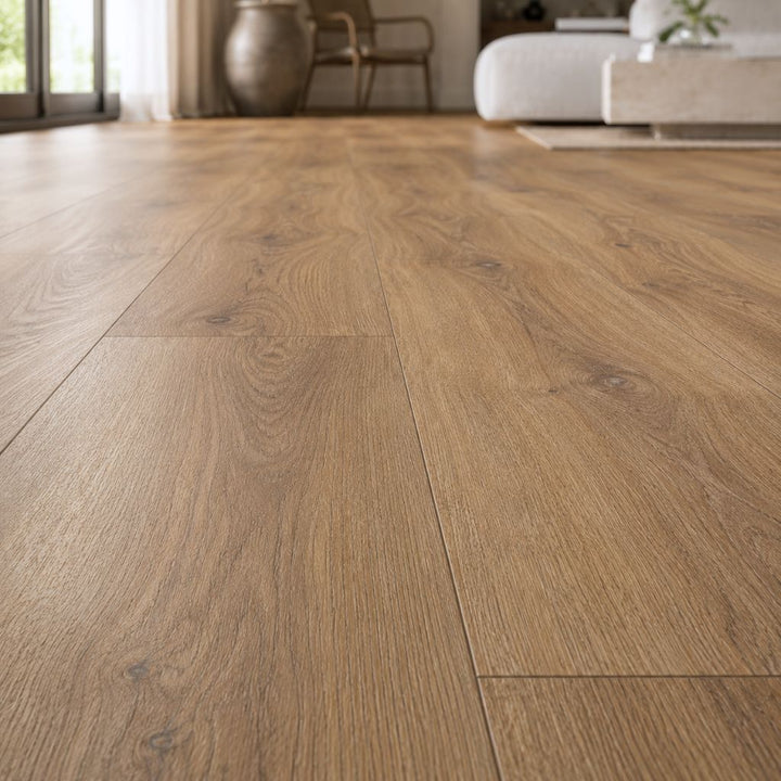 Nahaufnahme des Kronoflooring Villa XL Firebrand Oak Laminats – zeigt realistische Holzmaserung, natürliche Farbvariationen und hochwertige Oberflächenstruktur in XL-Dielenformat - Reud Bodenarena