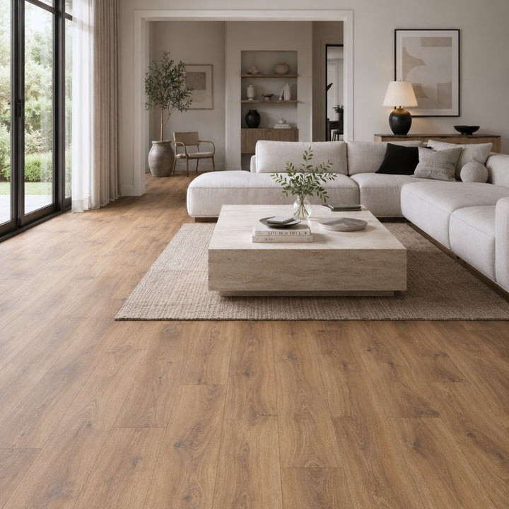Elegantes Wohnzimmer mit Kronoflooring Villa XL Firebrand Oak Laminat – warmes Eichenholzdesign in großformatigen Dielen mit moderner Wohneinrichtung und Naturlicht - Reud Bodenarena
