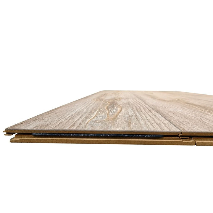 Nahaufnahme des Kronotex Laminat Klicksystems Fantasy Wood mit sichtbarem Profil und authentischer Landhausdielen-Oberfläche - REUD-Bodenarena
