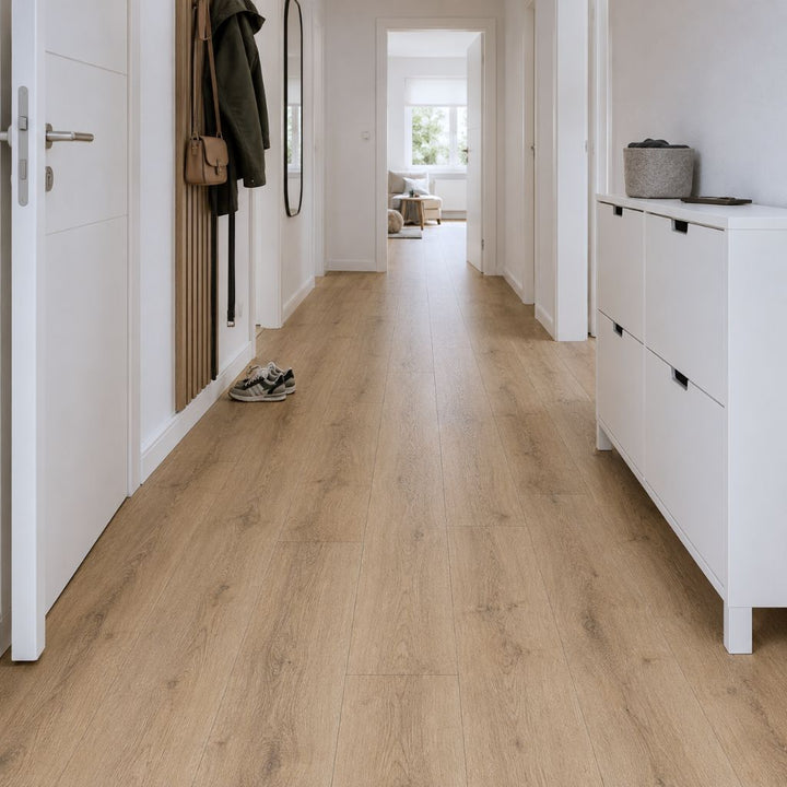 Kronoflooring Flax Yosemite Oak Laminat Flur - moderner Flur mit weißen Türen und Schränken von Reud Bodenarena
