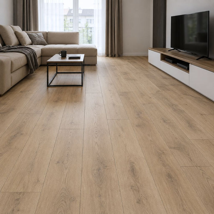 Modernes Wohnzimmer mit Kronoflooring Flax Yosemite Oak Laminat - helles Eichen-Design mit Sofa von Reud Bodenarena