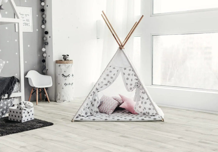Repac SolidLOCK Hygge 40-03 XL Lichtgrau mit lackierte Fuge verlegt im Wohnraum – Reud Bodenarena