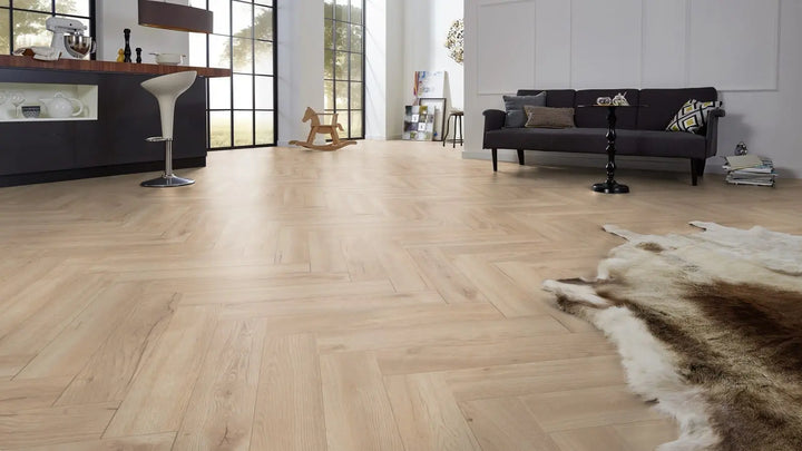 VinyRock Herringbone Fischgrät Metz Eiche beige mit V-Fuge Vinylboden – Reud Bodenarena