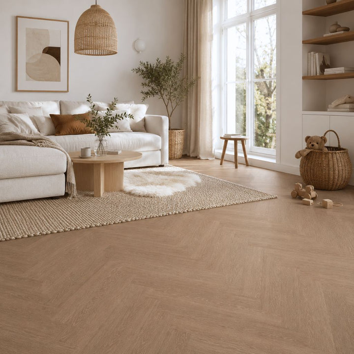 Repac solidLOCK Fresh Oak Authentic Herringbone PURE Klick-Vinylboden in hellem Wohnzimmer mit Sofa, Teppich und Naturelemenenten - REUD-Bodenarena