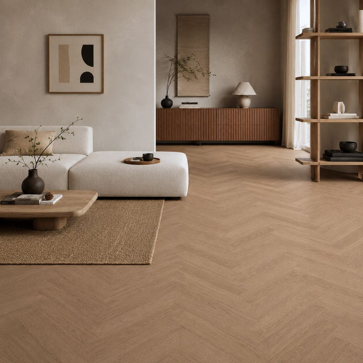 Modernes Wohnzimmer mit Repac solidLOCK Fresh Oak Herringbone Klick-Vinylboden in Fischgrät-Verlegung, helle Eiche-Optik - REUD-Bodenarena