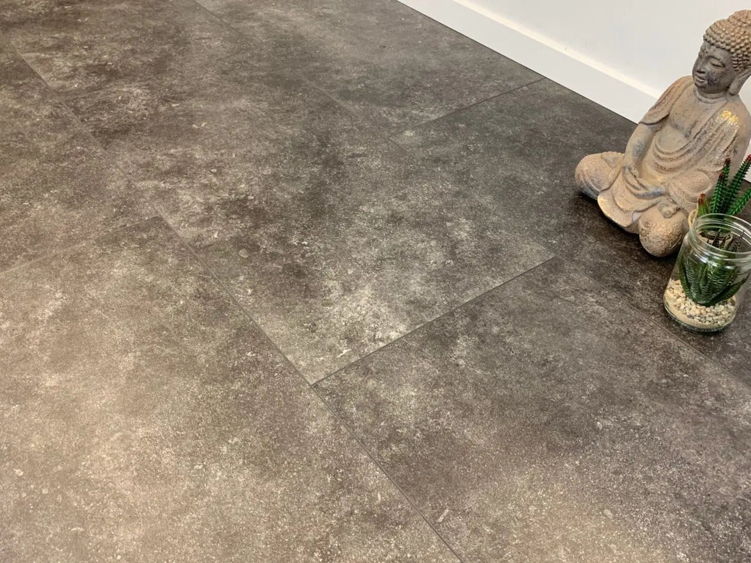VinyRock Fliese Silent XL Stone Teide Schiefer schwarz mit V-Fuge und Trittschalldämmung Vinylboden
