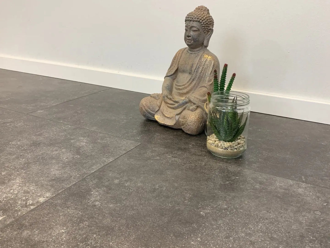 VinyRock Fliese Silent XL Stone Teide Schiefer schwarz mit V-Fuge und Trittschalldämmung Vinylboden