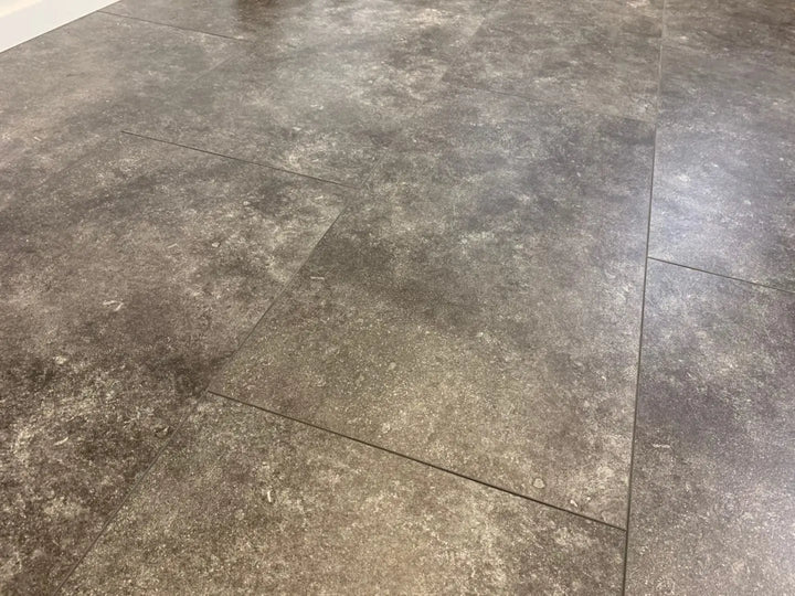 VinyRock Fliese Silent XL Stone Teide Schiefer schwarz mit V-Fuge und Trittschalldämmung Vinylboden