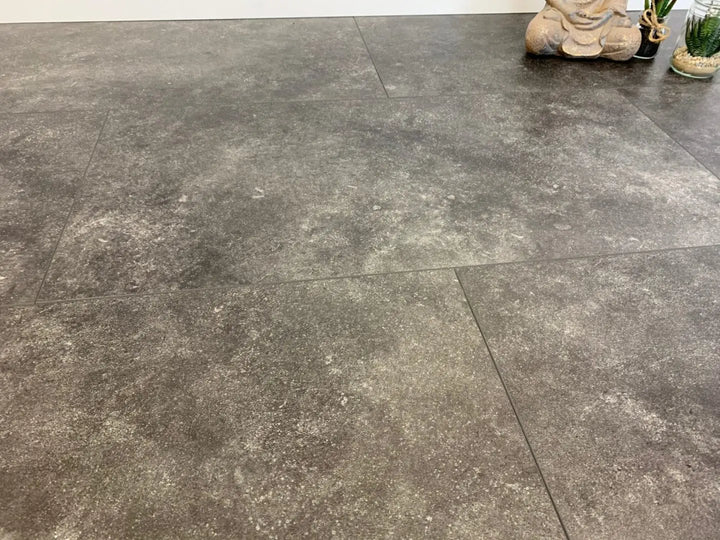 VinyRock Fliese Silent XL Stone Teide Schiefer schwarz mit V-Fuge und Trittschalldämmung Vinylboden