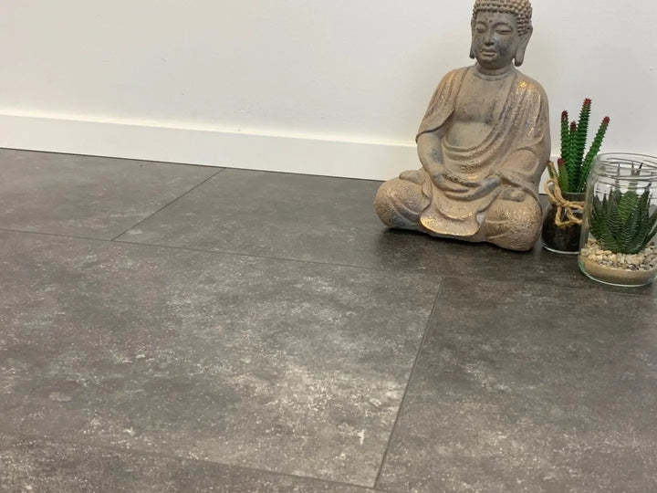 VinyRock Fliese Silent XL Stone Teide Schiefer schwarz mit V-Fuge und Trittschalldämmung Vinylboden