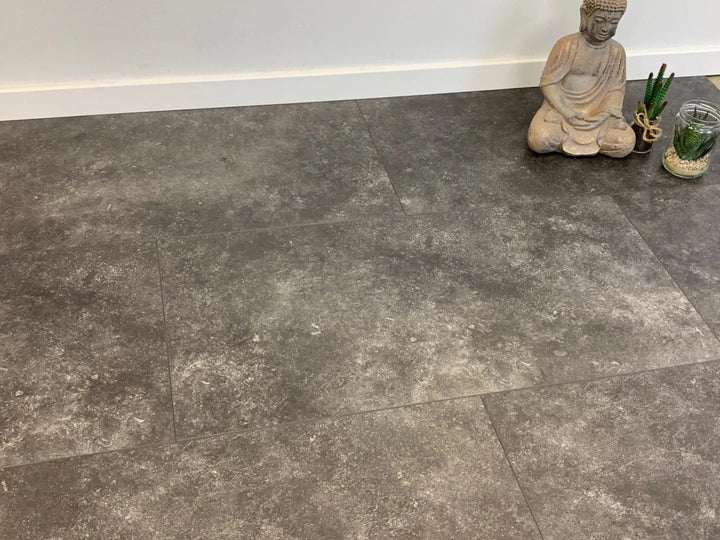 VinyRock Fliese Silent XL Stone Teide Schiefer schwarz mit V-Fuge und Trittschalldämmung Vinylboden