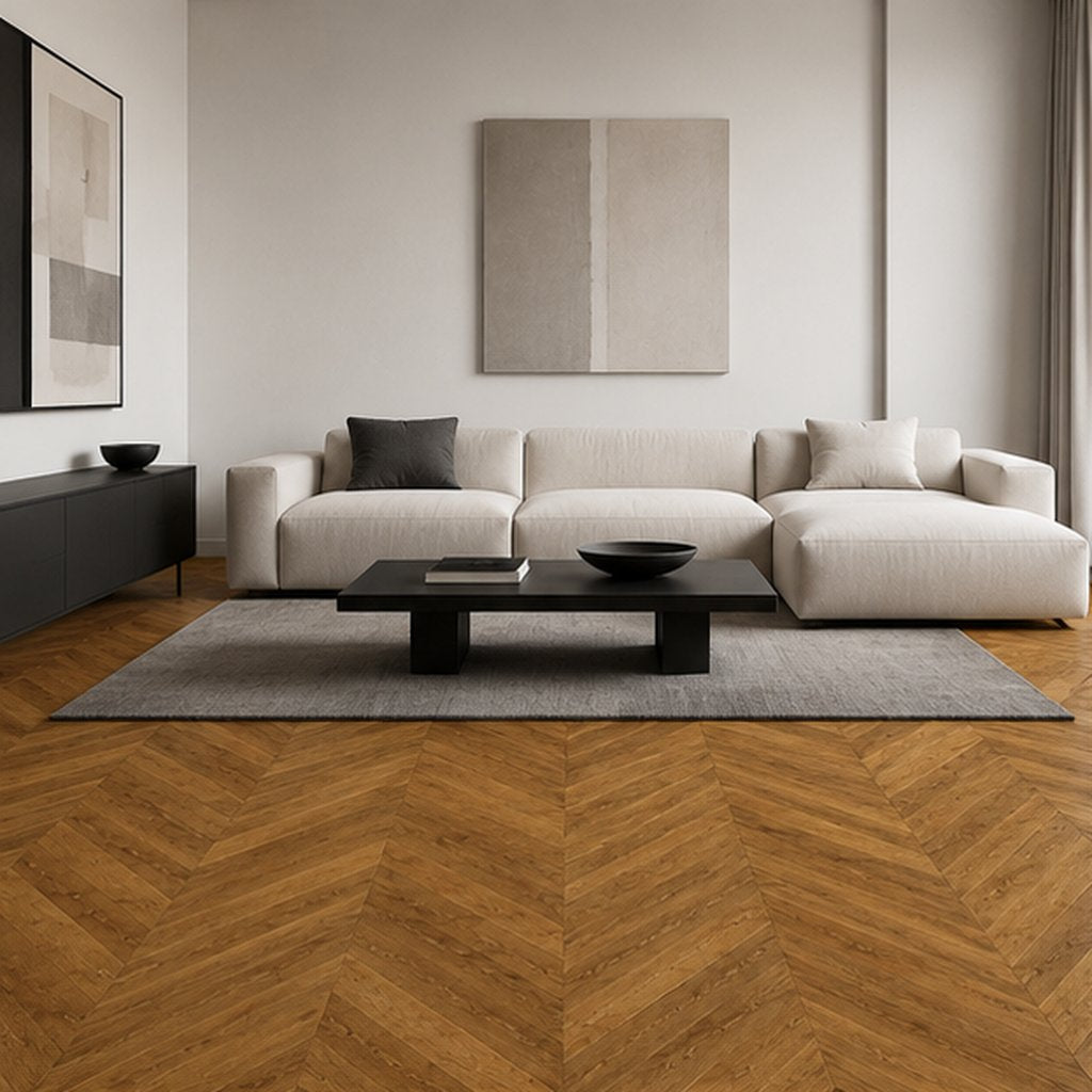 Wohnzimmer mit Chevron Parkett Neuschwanstein in Herringbone und zeitgenössischem Mobiliar