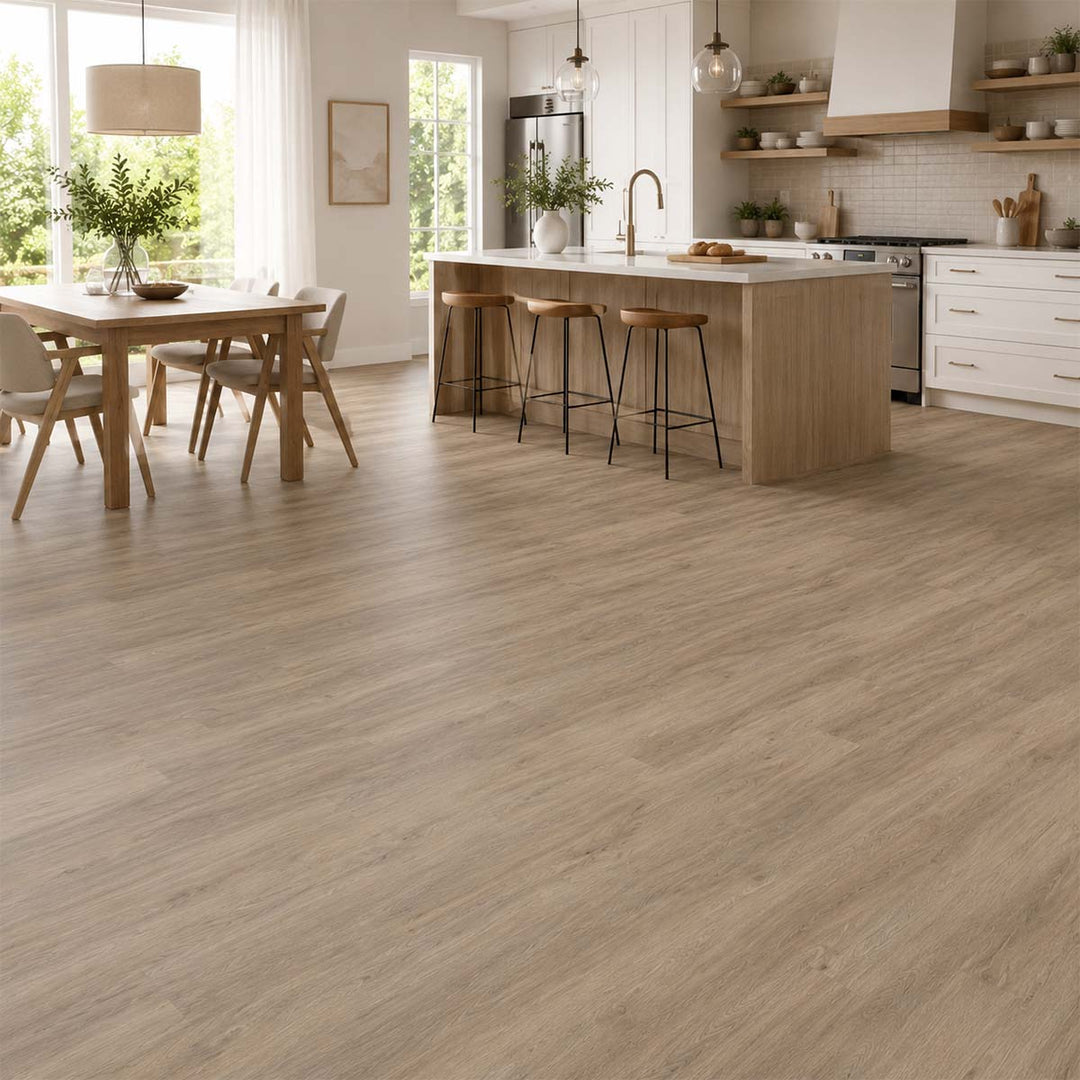 Designboden Ash Oak Amorim mit Kork Trittschalldämmung in einer hellen Küche mit Essbereich
