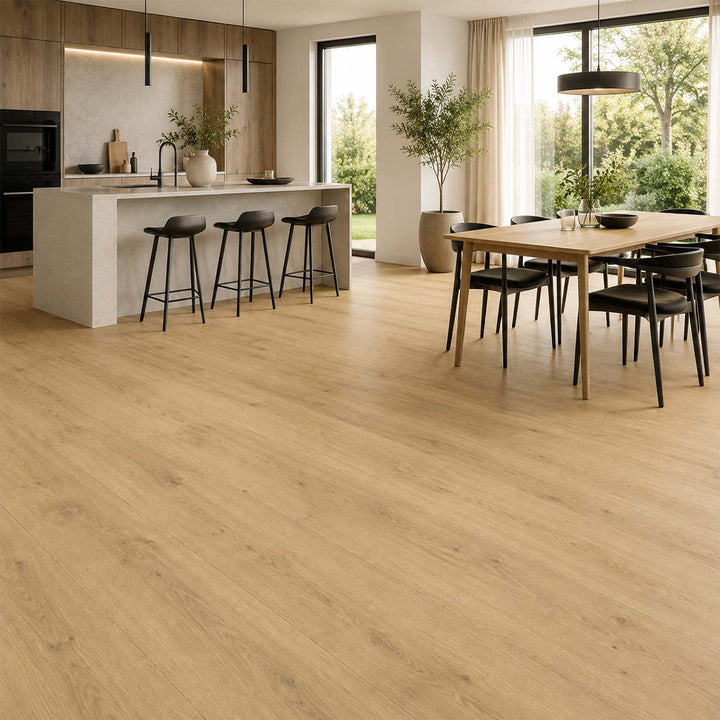Designboden Eiche Pure Natur Parador mit Trittschalldämmung in einer modernen Küche mit Essbereich