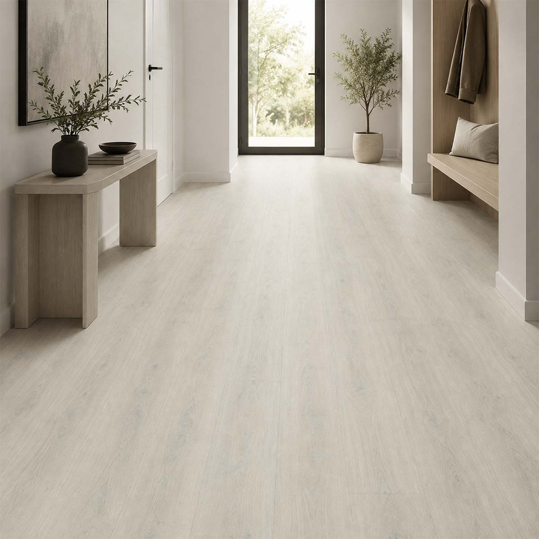 Designboden Oak Silver Amorim mit Kork Trittschalldämmung in einem hellen modernen Flur